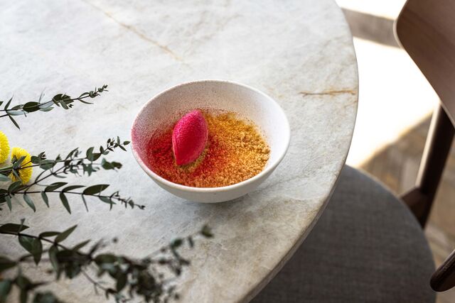 Posset de limão, sorvete de framboesa, crumble de amêndoa.
