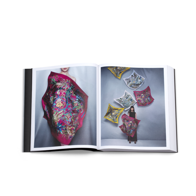 "Dior Scarves: Histórias de Moda", editado por Maria Luisa Frisa