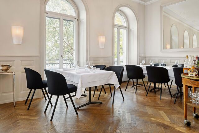 Além do design pensativo, a cadeira foi concebida com princípios sustentáveis em mente. O revestimento removível facilita a limpeza e a substituição, enquanto as pernas, feitas de madeira ou alumínio reciclado, podem ser trocadas individualmente, prolongando assim a vida útil da cadeira.