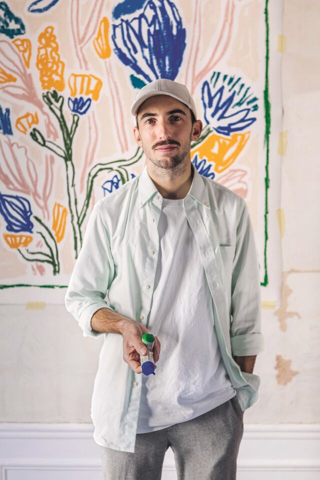 O artista francês Alexandre Benjamin Navet, amigo da Maison desde 2020, imaginou um mundo colorido e poético para apresentar a coleção Frivole.