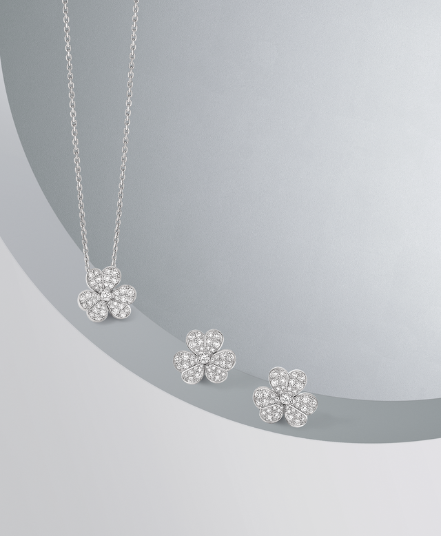 O polimento espelhado - uma técnica de assinatura Van Cleef & Arpels desde a década de 1920 - é cuidadosamente realizado à mão em todas as peças da coleção Frivole.