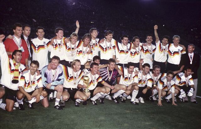 "Se havia no futebol uma relação estável era esta, entre a equipa nacional alemã e a mais emblemática marca desportiva germânica". Aqui, em 1990.