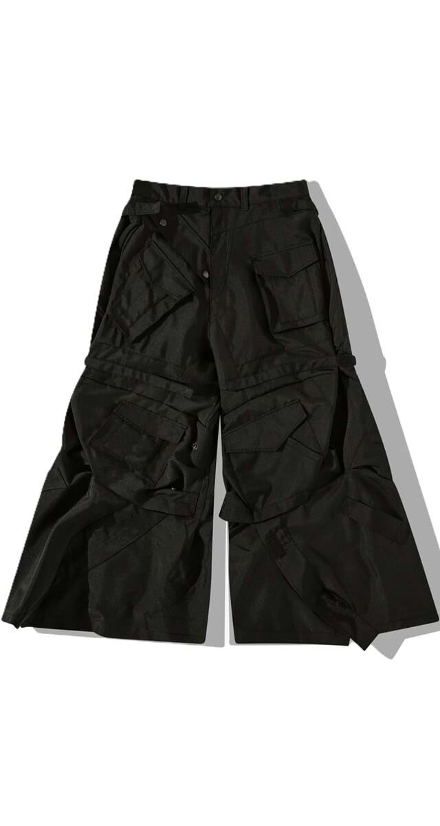 Calças em tecido técnico, €1800, Junya Watanabe.