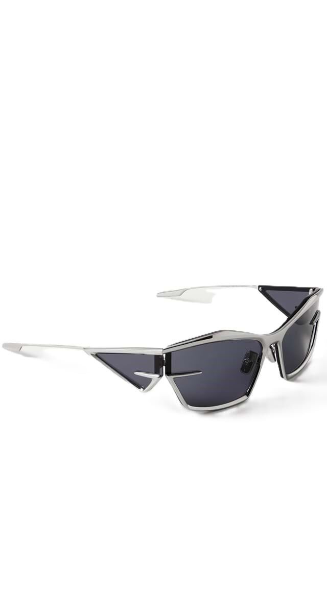 Óculos de sol com armação em metal, €480, Givenchy.