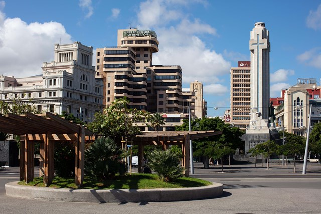 Plaza de España com o Monumento aos Caídos à direita