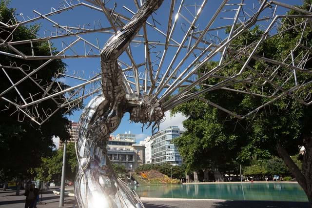 Escultura contemporânea e lago artificial na Plaza de España