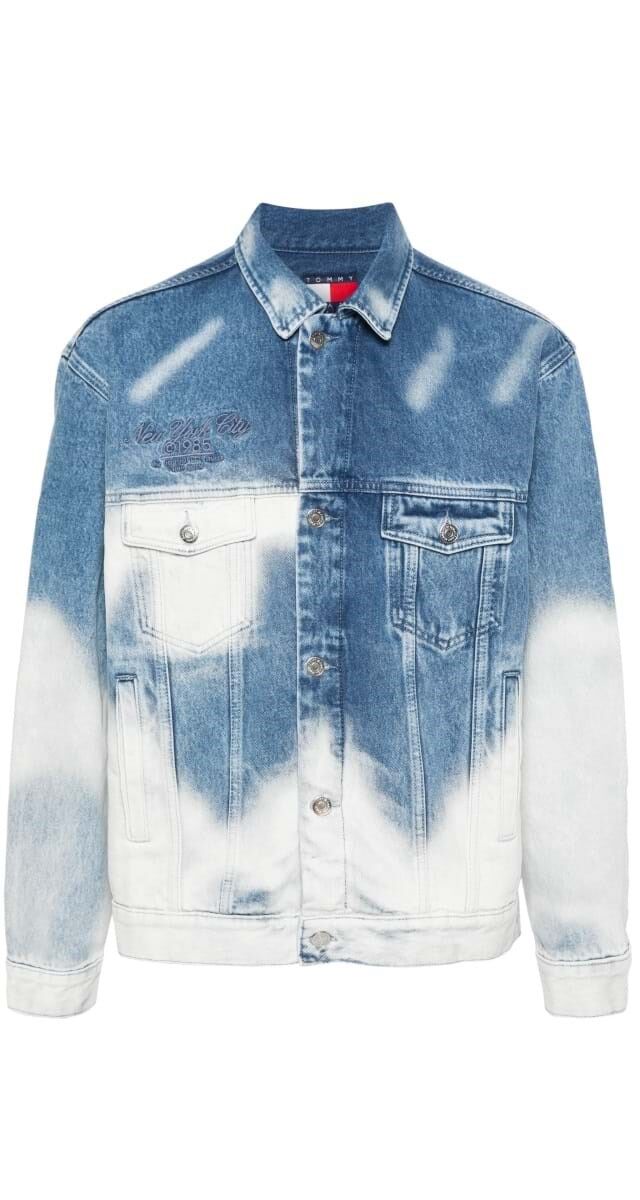 Blusão em ganga deslavada, €195, Tommy Jeans.