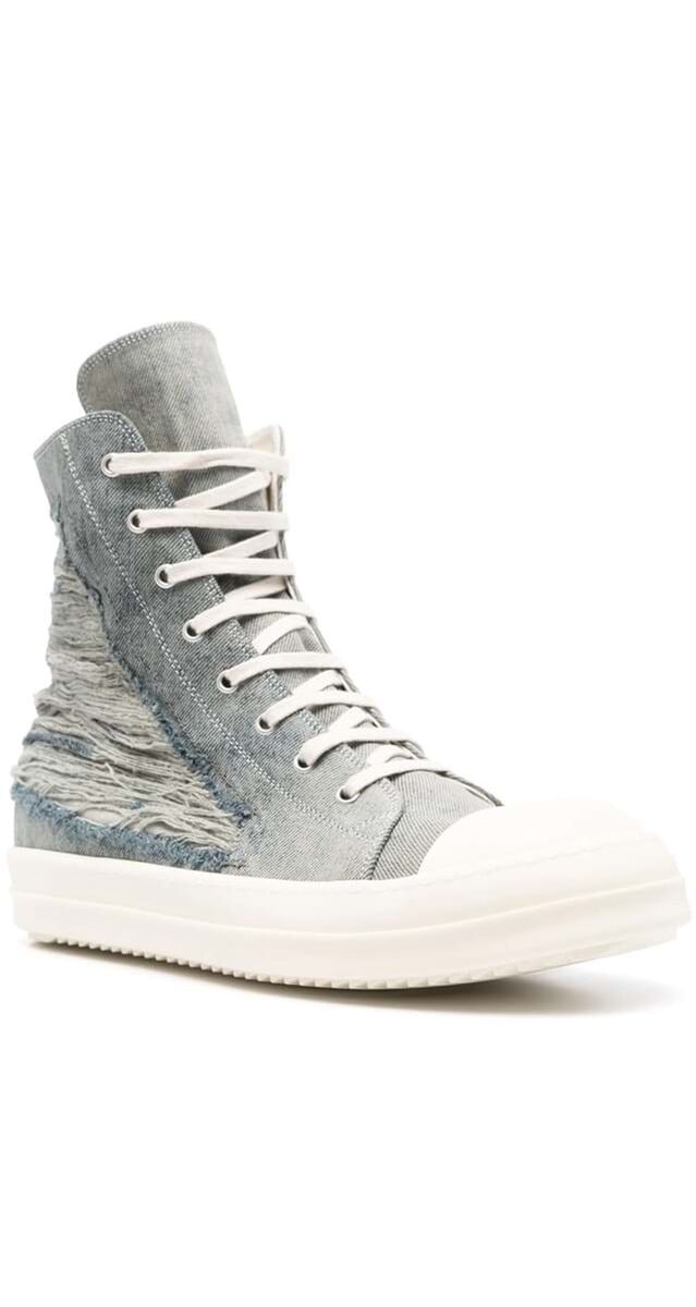 Tenis em ganga desfiada, €915, Rick Owens.