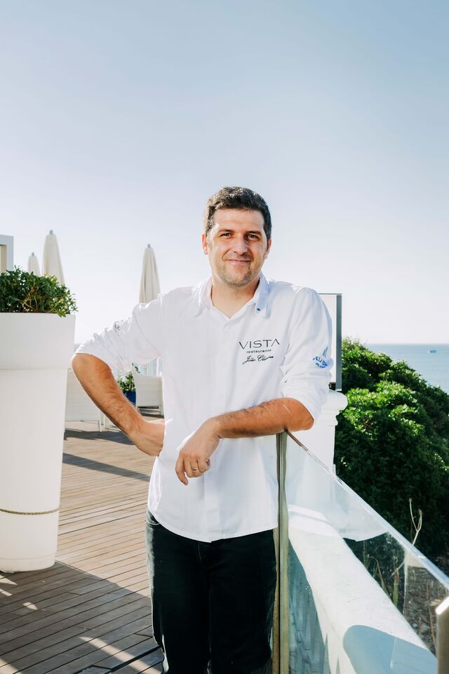 Sob a liderança do chef João Oliveira, o restaurante conquistou a primeira estrela Michelin em 2017.