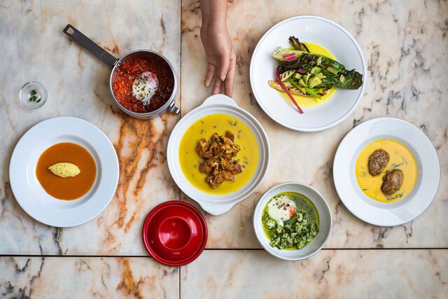 O menu deste jantar temático é uma verdadeira celebração da culinária criativa e ousada.
