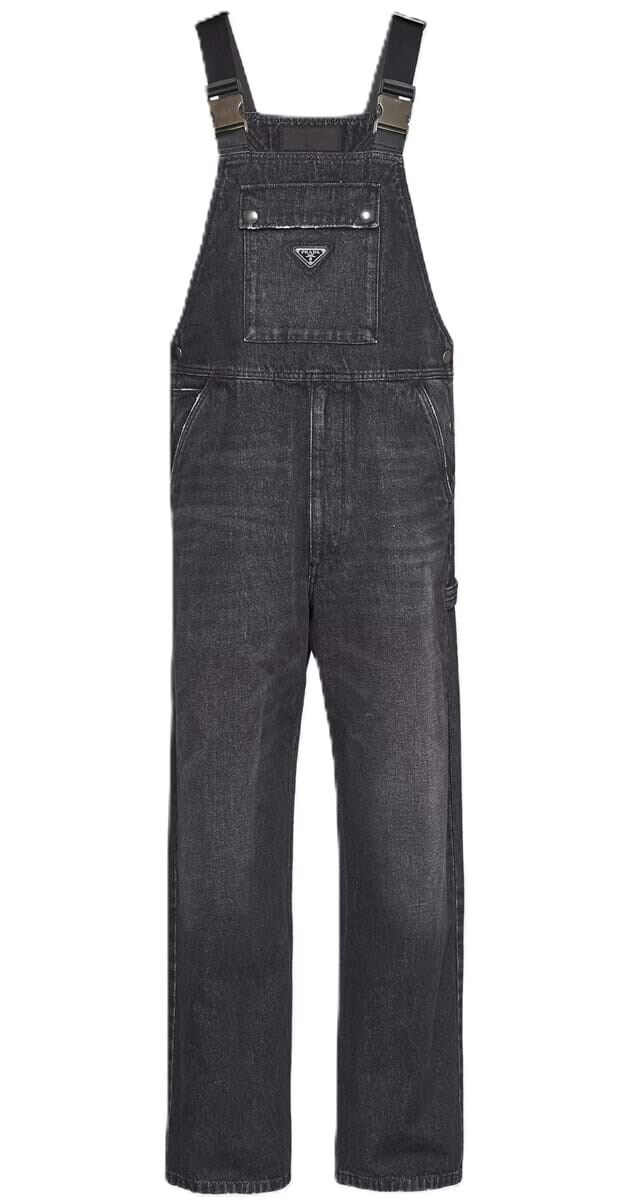 Macacão em denim, €2000, Prada.
