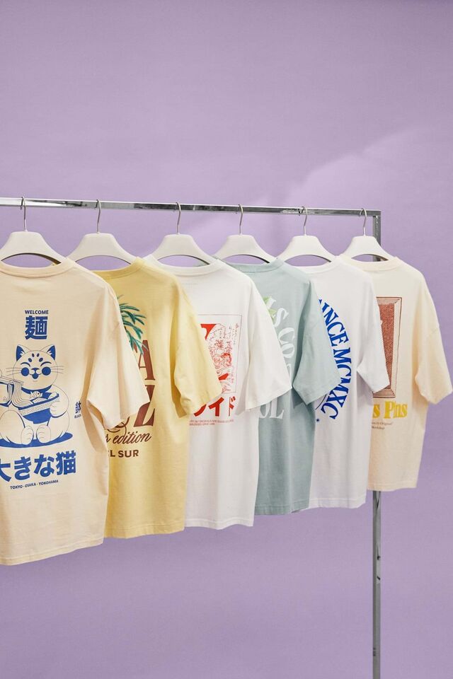 A coleção de t-shirts.