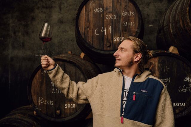 O enólogo Daniel Niepoort explica que o vinho "é feito a partir de uma vinha bastante especial em Covas do Douro, com uma mistura das castas típicas da região".