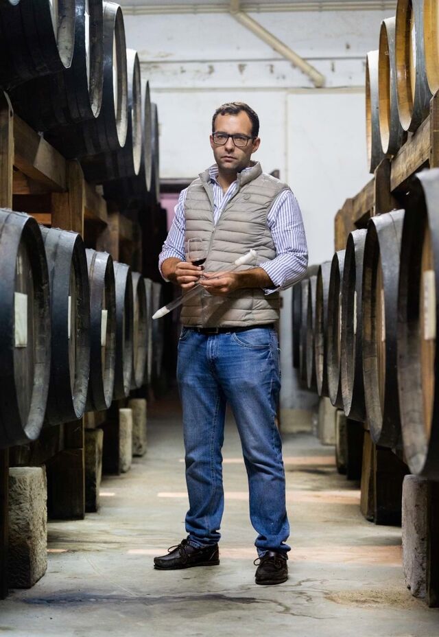 Vasco Moura Fernandes, conta que o Vila de Frades 1656 nasceu na Taberna dos Arcos em Vila de Frades, "onde se encontra uma das talhas mais antigas da região, a Talha 1656, que guarda memórias, saberes e sabores de várias gerações".