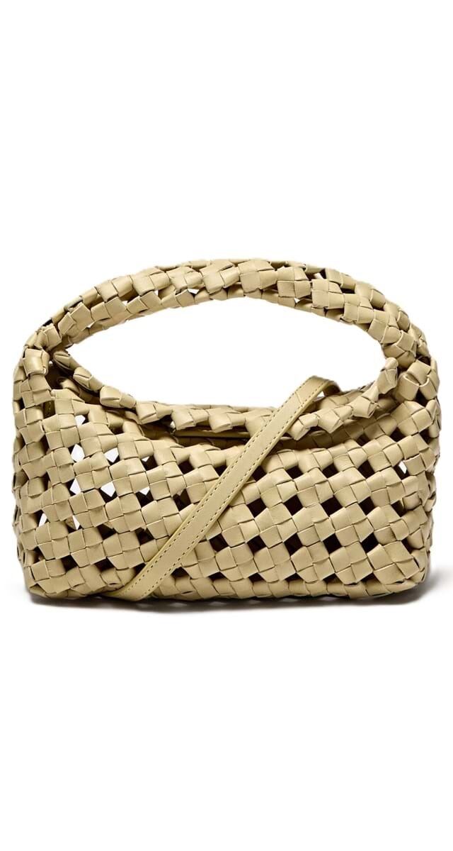 Carteira mini em pele entrelaçada,  €129, Massimo Dutti.