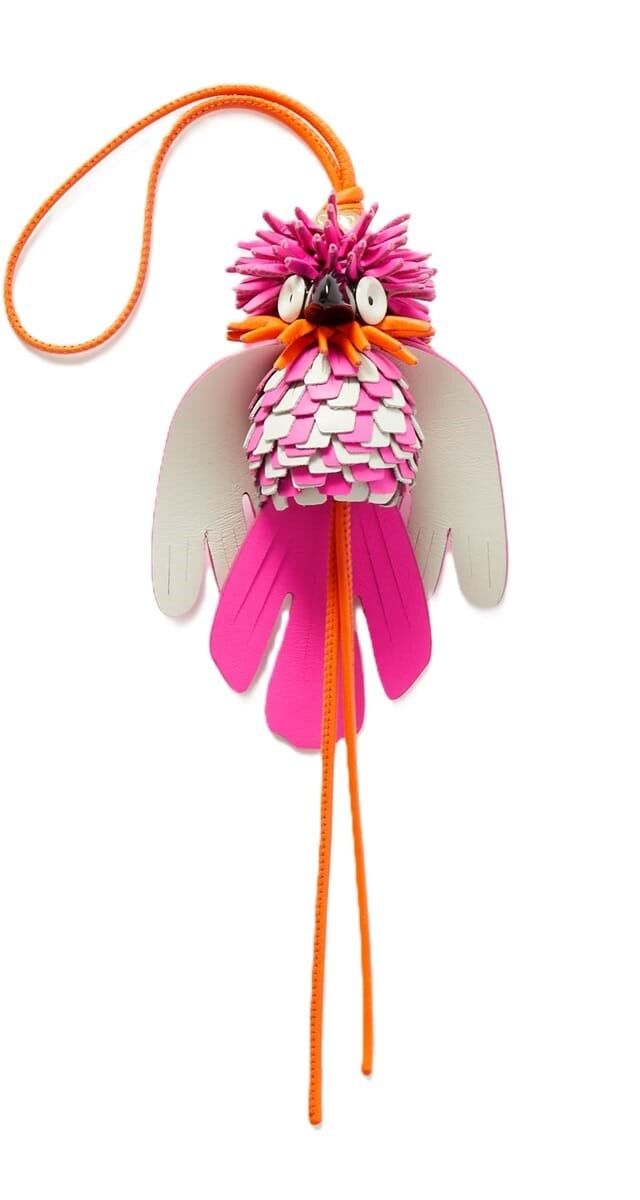 Porta-chaves Exotic Bird em pele, €450, Loewe.