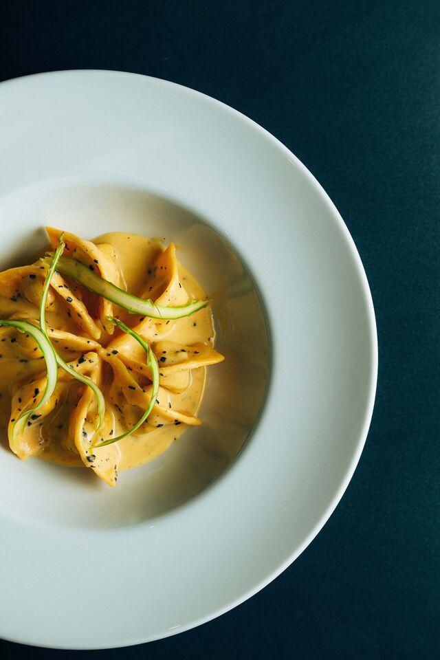 Tortellini de espargos e mascarpone com molho de pecorino, gemas e trufas, 26 euros