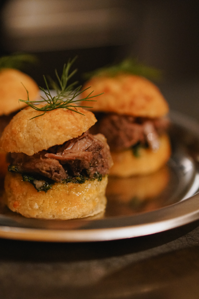 Pão de queijo com vitela beirã e pesto de coentros (€10, 3 unidades).