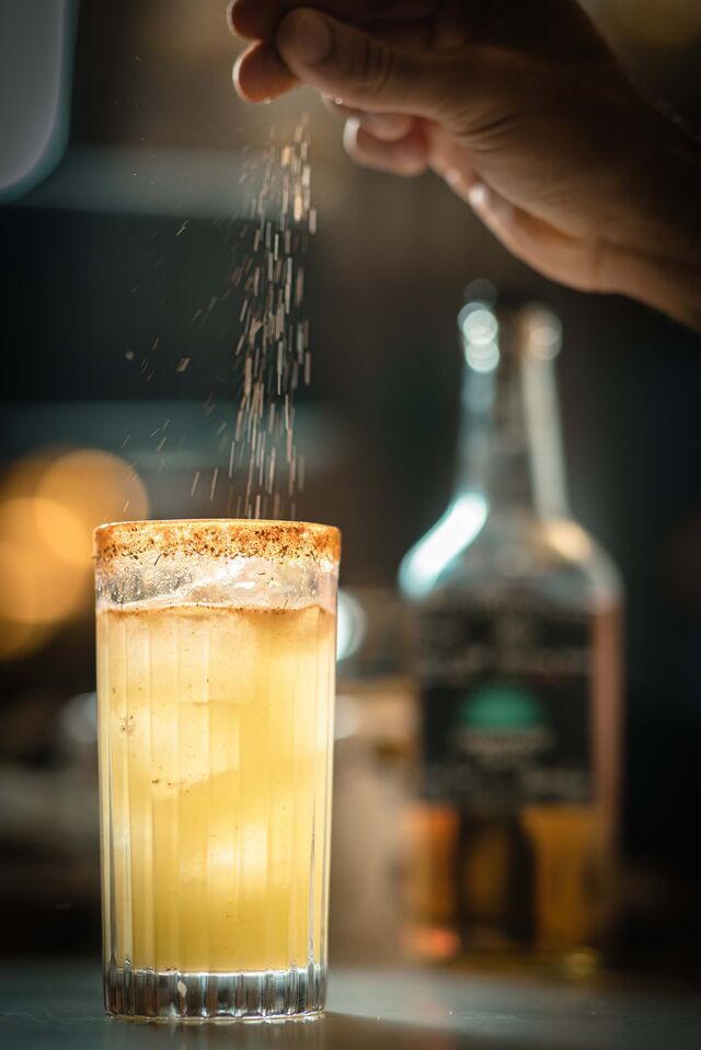 Cocktails no bar.