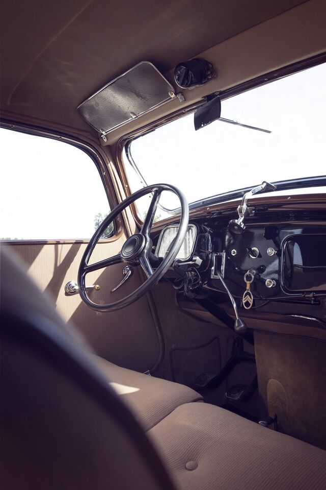 Corria o ano de 1934 e a Citroën apresentava em Paris um novo modelo. Aqui, interior do Citroën Tractiion Avant.