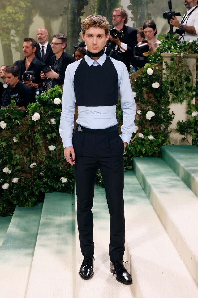 Troye Sivan em Prada.