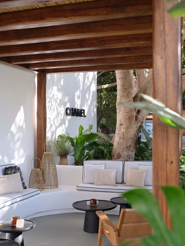 Para proporcionar uma experiência relaxante aos clientes, os terraços estão mobilados de forma confortável.