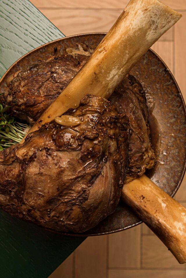 Ossobuco estrugido em cozedura lenta com batata rústica e legumes assados
