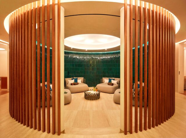 O spa é um descanso de luxo e tratamento de topo para a pele, indulgências várias, com uma abordagem holística de revitalização e cuidado.