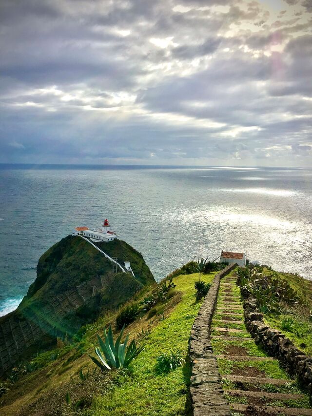 Pelo topo da falésia continua-se até à gruta artificial do Figueiral e daí até à Prainha, de onde se alcança a vizinha praia Formosa, um dos principais centros balneares da ilha.