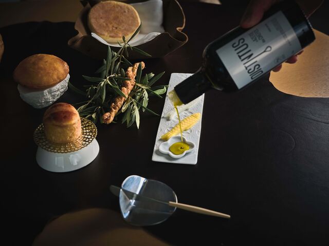 "Os chefs, agora, têm a mania de não servir pão", queixa-se Arola, "pois para nós continua a ser um momento muito importante da refeição". E inclui um Bolo do Caco, uma trança extra fumada e um pão brioche mais suave, assim como um pão de massa mãe. São acompanhados por um azeite super suave de trás os montes e um trio de manteigas em forma de sardinha, sendo uma de ovelha, outra do Pico e a terce