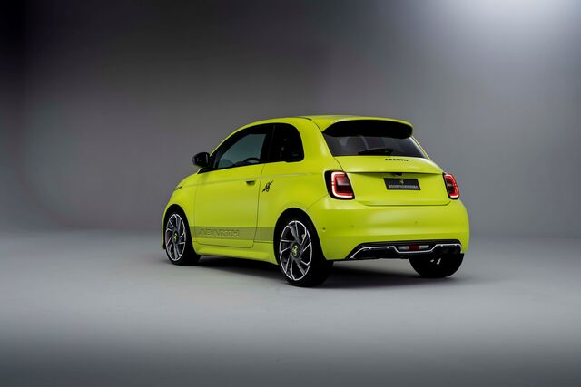 Á duas cores oferecidas: um azul ‘Poison Blue’ e um verde (não é amarelo?) ‘Acid Green’.