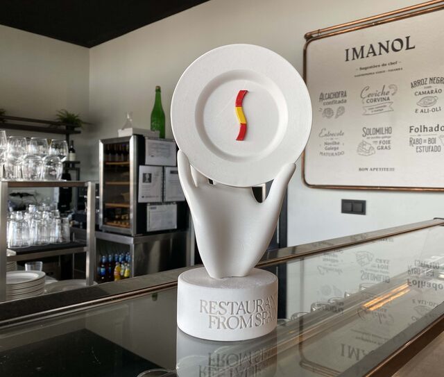 O troféu "Restaurants From Spain" no balcão do restaurante Imanol