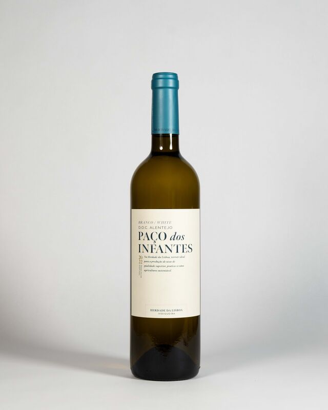 O branco, com um preço recomendado de 8,99 euros, é produzido com as castas Antão Vaz (50%), Arinto (30%) e Verdelho (20%) e a temperatura indicada pela casa para o servir é de 8 a 10ºC.