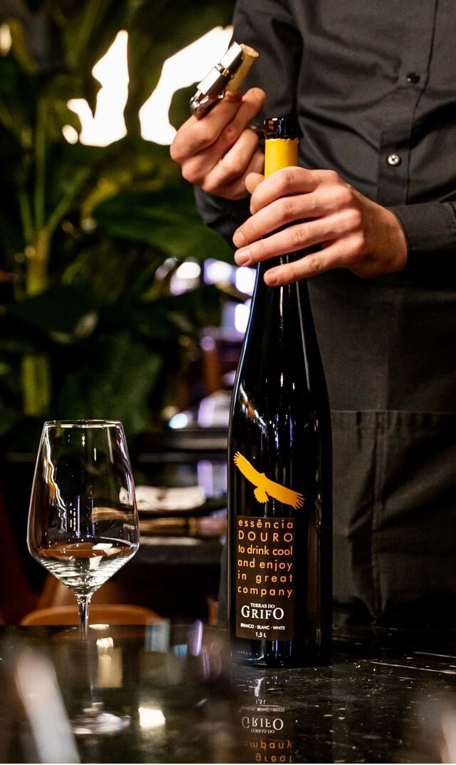 O branco foi criado em 2013 com o intuito de alargar a gama de produtos disponíveis da marca "e mostrar a exuberância aromática, a boa acidez e a frescura dos vinhos brancos do Douro Superior".