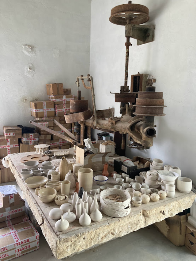 A olaria de José Siphioni é um dos locais mais procurados pelos visitantes que percorrem as ruas de Alvados, não porque as suas bonitas e variadas peças chamam a atenção, mas especialmente porque os seus workshops já se tornaram uma verdadeira atração turística nesta pequena aldeia serrana.