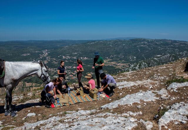 Os passeios a cavalo são por aqui uma excelente alternativa às caminhadas, não só pela experiência em si, mas por todo o conceito deste Centro Hípico, gerido por Ana Varela, onde muitos dos cavalos são animais recuperados de situações de abuso ou de maus tratos.