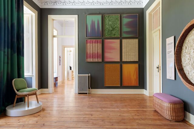 A curadoria de Julie de Halleux, fundadora do evento, assegura uma seleção diversificada de talentos, desde artistas emergentes a nomes consagrados.