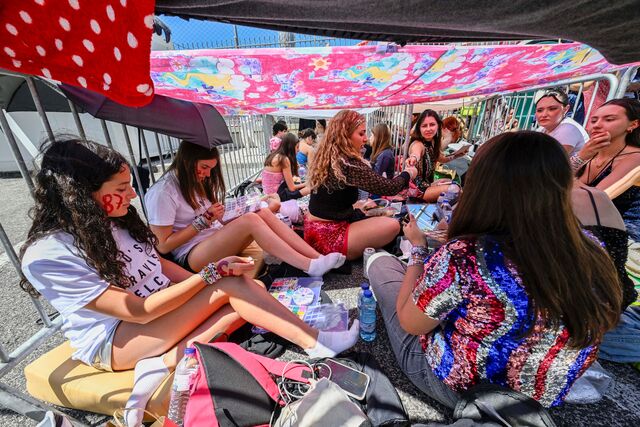 Há pessoas acampadas há vários dias.
