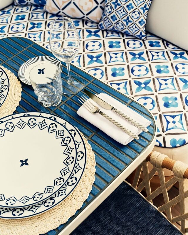 A Louis Vuitton aproveita a oportunidade para apresentar a sua coleção sazonal de louça de mesa, com design tropical que inclui elementos como flores, coral e estrelas do mar.