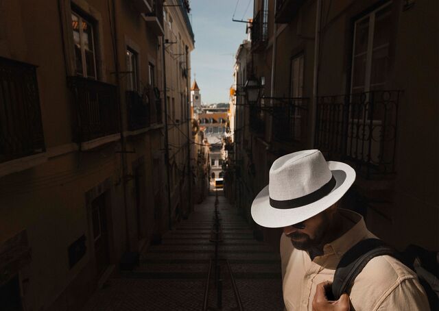 Uma ceramista em ação, um homem que passa a fumar diante de azulejos, outro homem (um turista?) são três dos quatro instantâneos criados pelo fotógrafo.