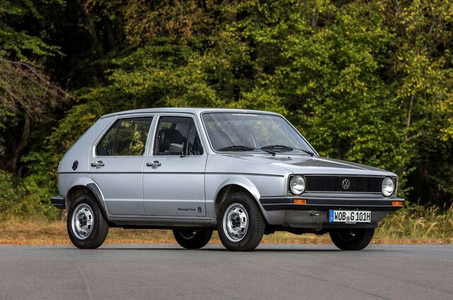 O Volkswagen Golf, lançado primeiramente como um ‘hatchback’ de três portas, e posteriormente dotado de cinco, viria a declinar-se em descapotável (Cabrio), carrinha (Variant), e até um ‘sedan’ de quatro portas (Jetta).