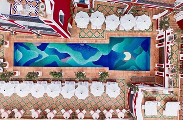 Le Sirenuse exibe o mosaico de piscina do artista Nicolas Party