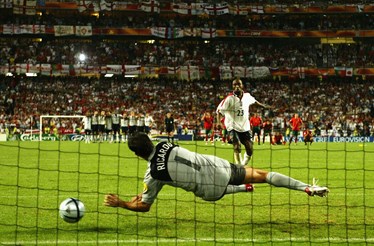 20 anos do Euro 2004. 'A euforia foi de tal ordem que, no centro de Lisboa, havia quem se banhasse nas fontes do Rossio'