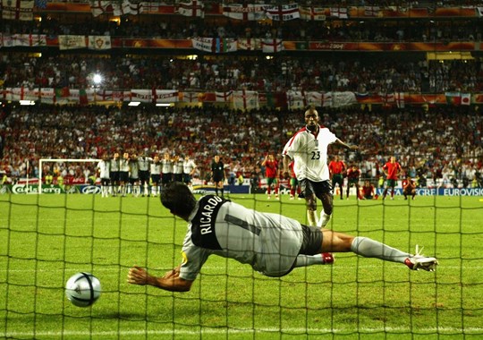 20 anos do Euro 2004. "A euforia foi de tal ordem que, no centro de Lisboa, havia quem se banhasse nas fontes do Rossio"