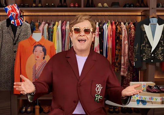 Guarda-roupa de Elton John à venda no eBay