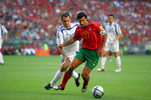 Final da UEFA Euro 2004: Portugal vs. Grécia. Na imagem, Luis Figo e Michail Kapsis.
