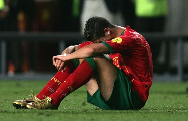 Cristiano Ronaldo em lágrimas após o jogo da final do Euro 2004, entre Portugal e a Grécia, no Estádio da Luz.