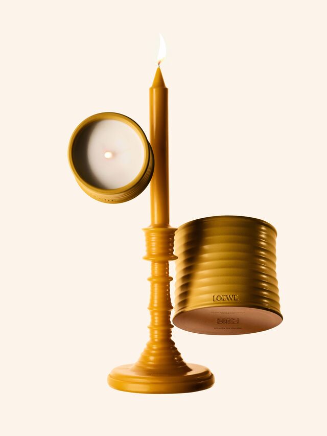 Esta fragrância única está disponível em diferentes formatos, desde velas perfumadas em três tamanhos a castiçais perfumados com cera e sprays de ambiente, todos definidos pela sua cor amarela distinta.