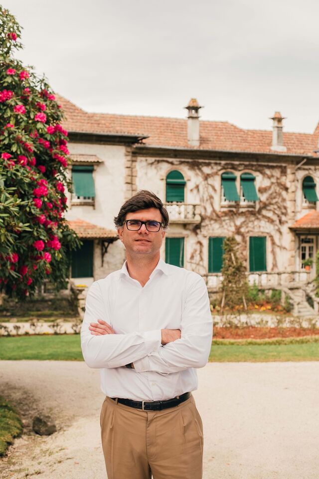 "É todo vinificado no nosso centro em Penafiel, num processo de prensagem e fermentação muito controlada, sendo o controle e estabilidade das temperaturas um fator crítico."