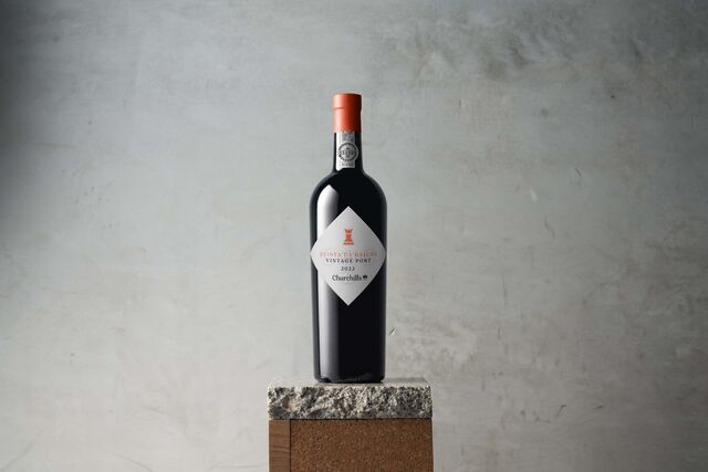 Com um preço de 65 euros, este vinho tipicamente de guarda, é descrito pelo responsável como resultado da visão de Johnny Graham, "marcado pelo seu estilo mais seco e estruturado, características apenas possíveis pela utilização exclusiva de uvas de castas autóctones letra A, a melhor qualidade no Douro".